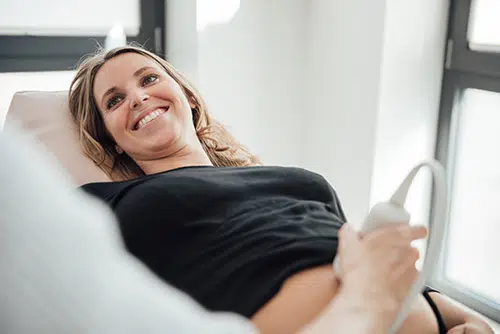 Eine Patientin während einer Ultraschalluntersuchung.