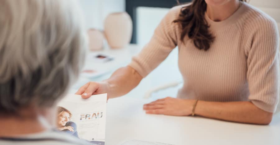 Eine Patientin lässt sich von Frauenärztin Julia Peters beraten.